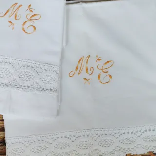 Juego de cama blanco con bordado y encaje crochet