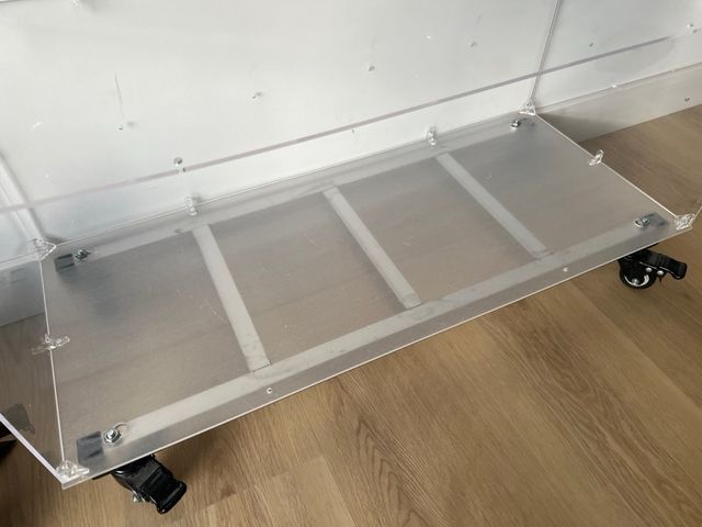 Estantería expositor metacrilato con ruedas