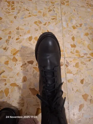 Stivali neri stringati