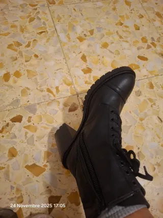 Stivali neri stringati