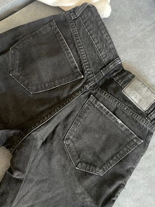 Pantalón vaquero negro roto