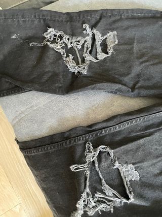 Pantalón vaquero negro roto