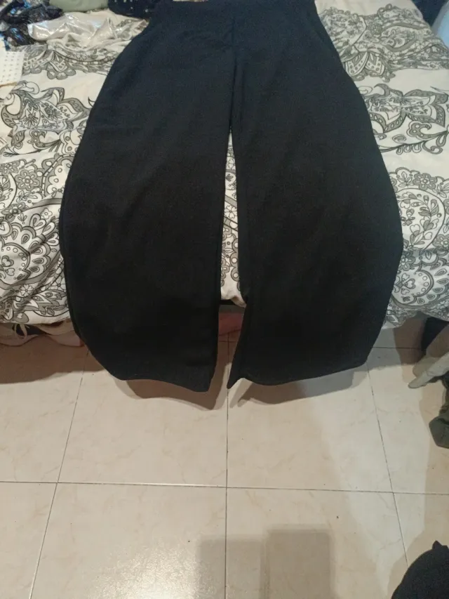 Pantalón negro pata ancha