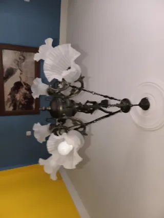 Lámpara de techo antigua con figura