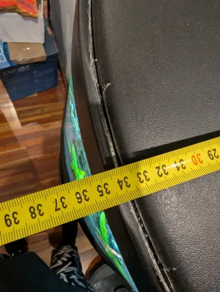 Acuario curvo con filtro e iluminación LED.