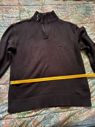 Maglione nero con zip al collo