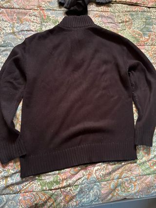 Maglione nero con zip al collo