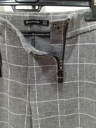 Pantalón de cuadros gris y blanco