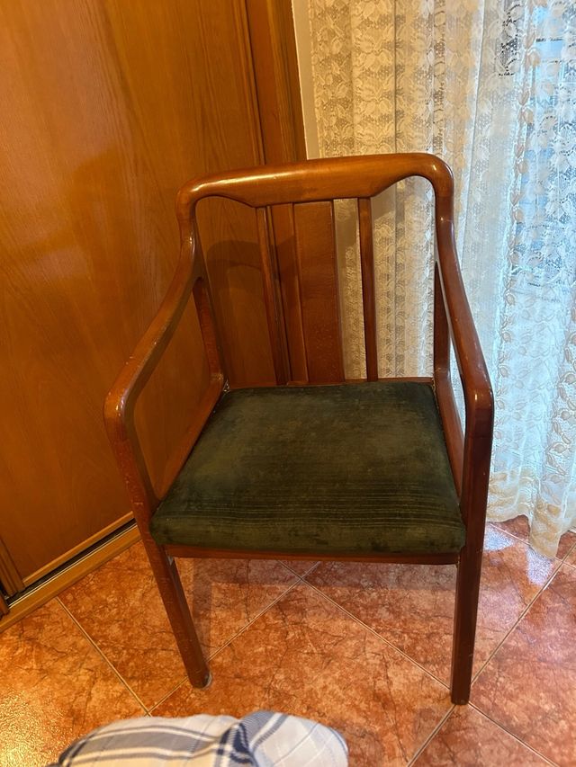 Silla de madera con asiento de terciopelo
