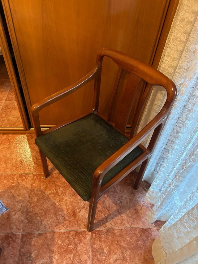 Silla de madera con asiento de terciopelo