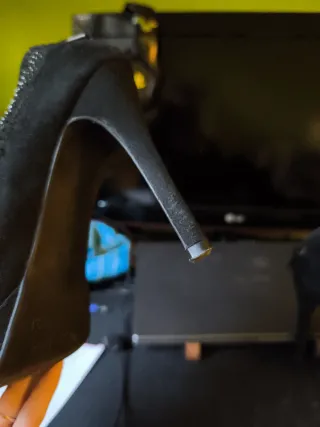 Zapatos de tacón negros con pedrería