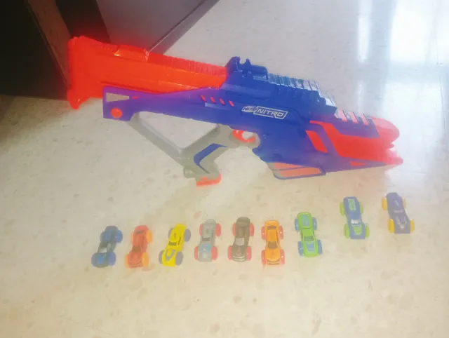 Lanzador Nerf Nitro y 9 coches