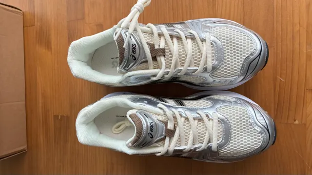 Zapatillas Asics plateadas y blancas