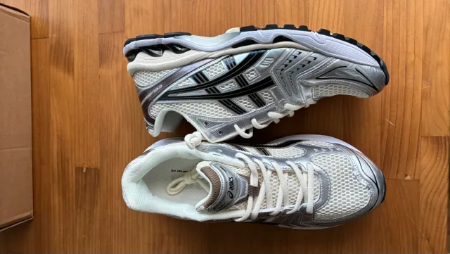 Zapatillas Asics plateadas y blancas