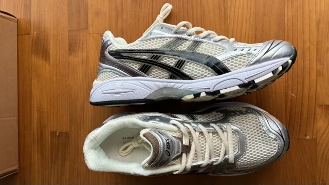 Zapatillas Asics plateadas y blancas