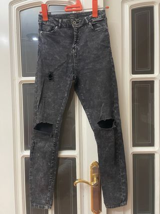 Pantalón pitillo negro efecto lavado T.36