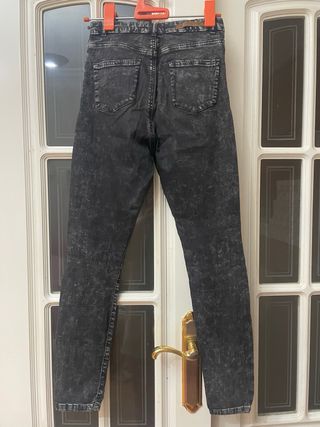 Pantalón pitillo negro efecto lavado T.36