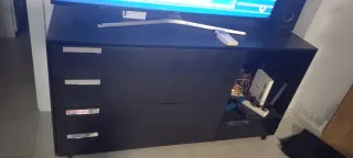 Mueble negro con cajones y espacio para TV