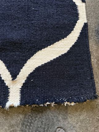 Alfombra de lana azul y blanca