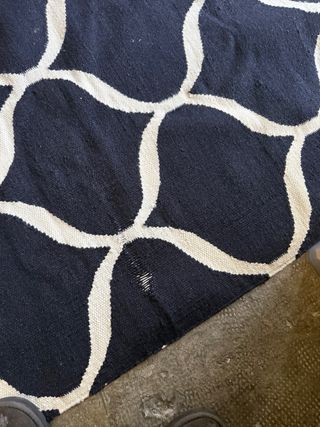 Alfombra de lana azul y blanca