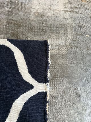 Alfombra de lana azul y blanca