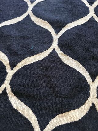 Alfombra de lana azul y blanca