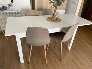 Mesa de comedor blanca de madera