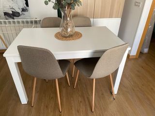 Mesa de comedor blanca de madera