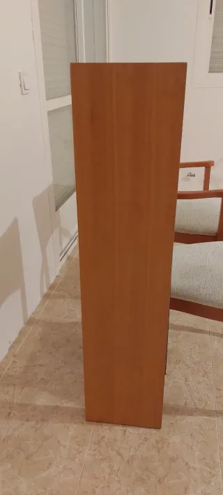 Scaffali in legno e 1 bianco