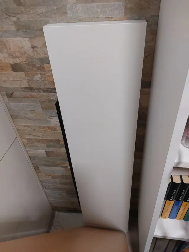 Scaffali in legno e 1 bianco