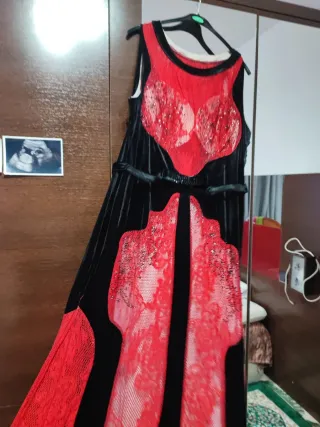 Vestido de fiesta negro y rojo