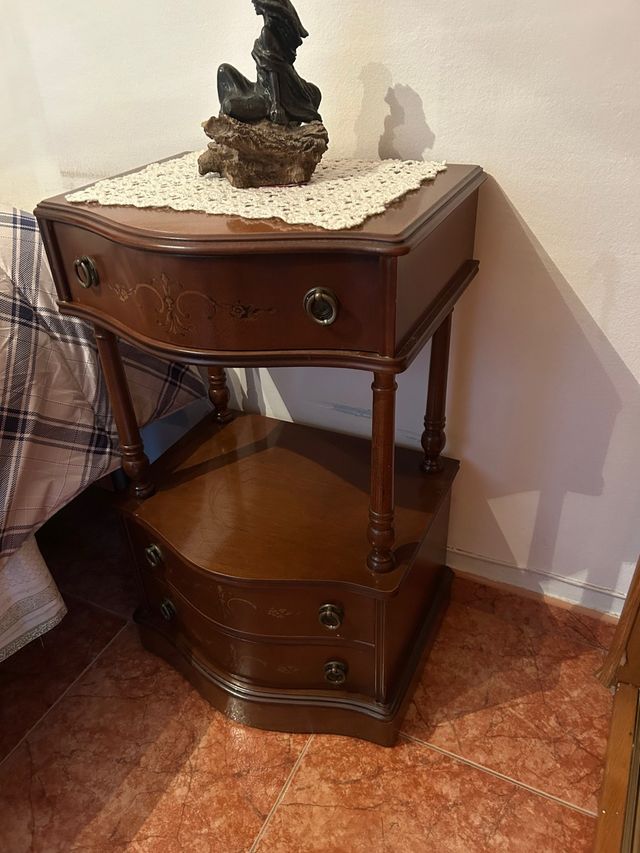 Mesita de noche antigua de madera