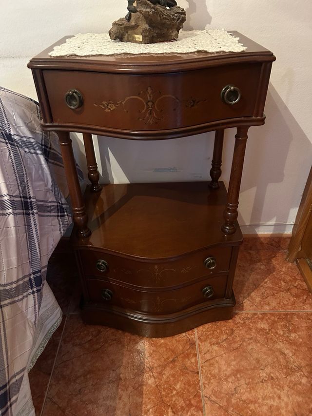 Mesita de noche antigua de madera