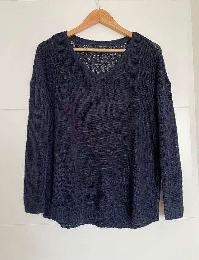 Jersey azul marino con cuello de pico