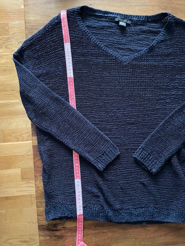 Jersey azul marino con cuello de pico