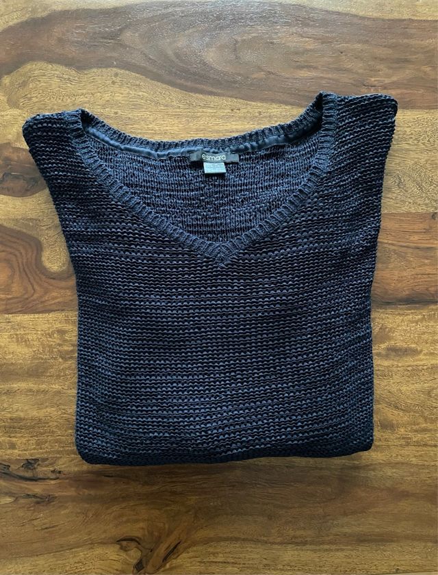 Jersey azul marino con cuello de pico