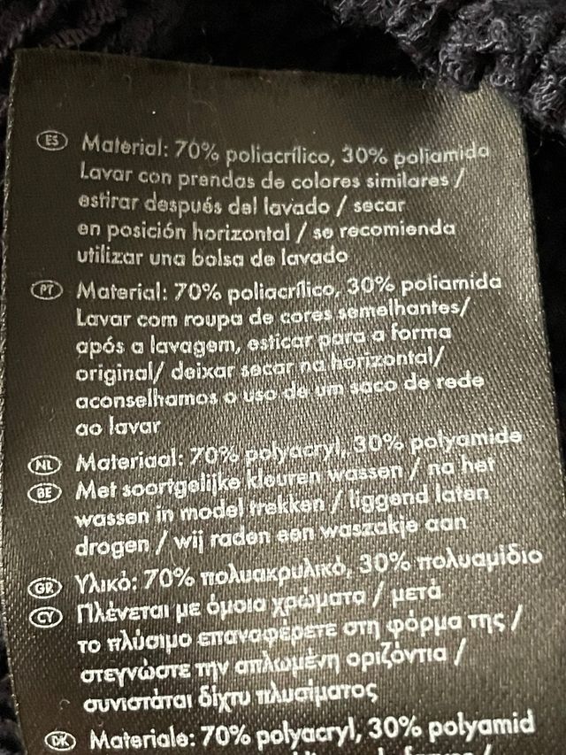 Jersey azul marino con cuello de pico