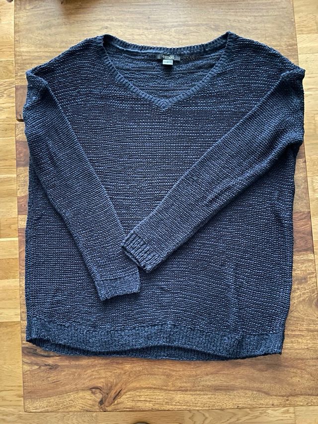 Jersey azul marino con cuello de pico