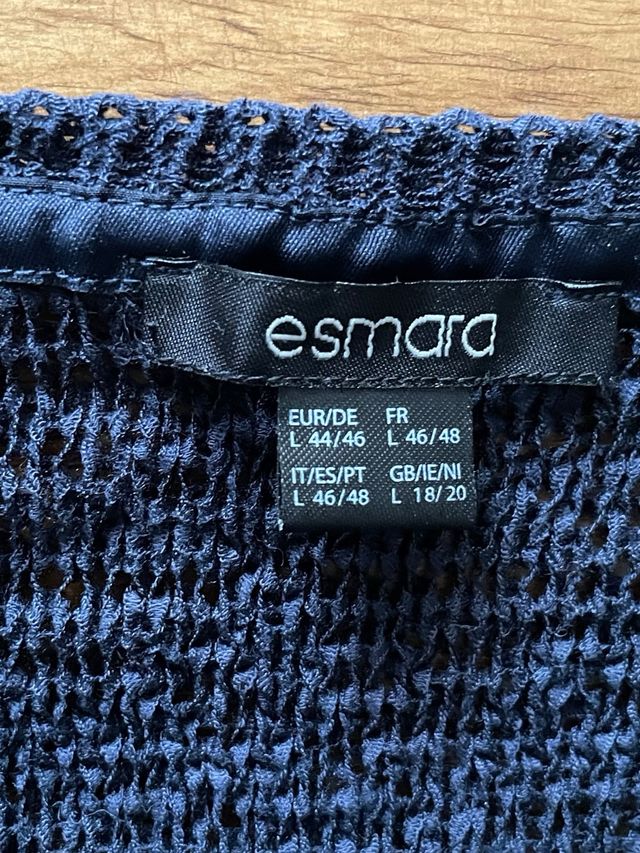 Jersey azul marino con cuello de pico