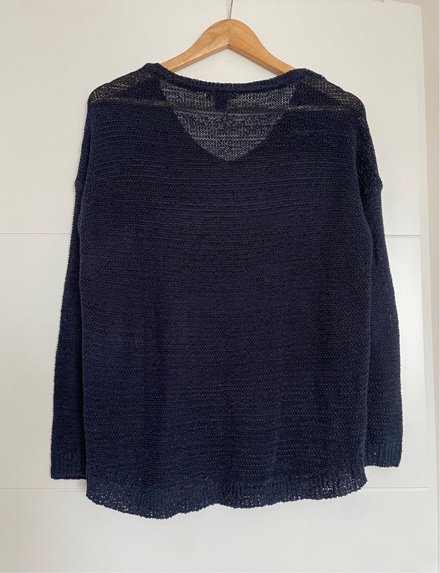 Jersey azul marino con cuello de pico