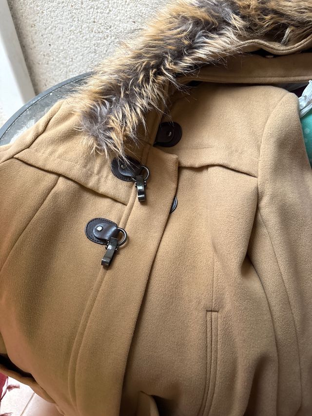 Chaqueta beige con capucha y pelo