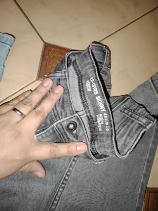 Vaqueros azules y grises