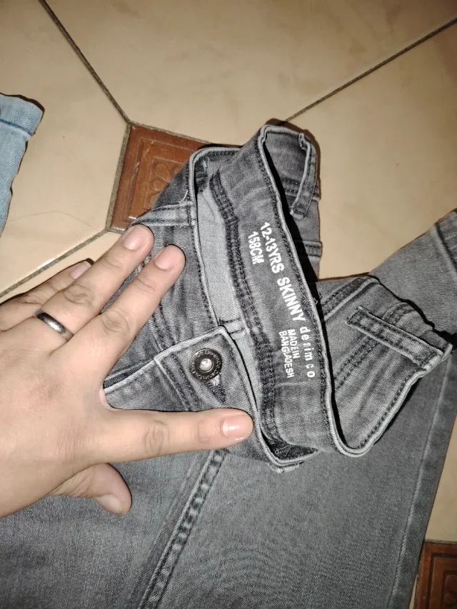 Vaqueros azules y grises