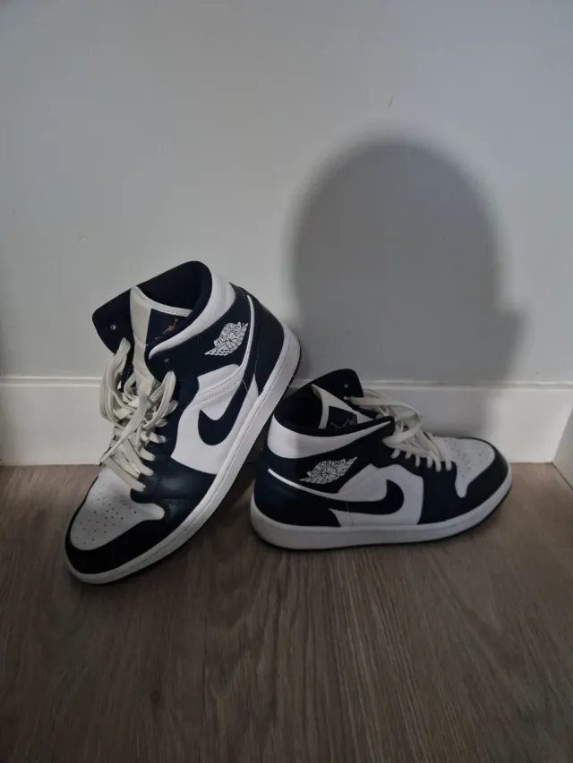 Nike Air Jordan 1 Mid Azul y Blanco