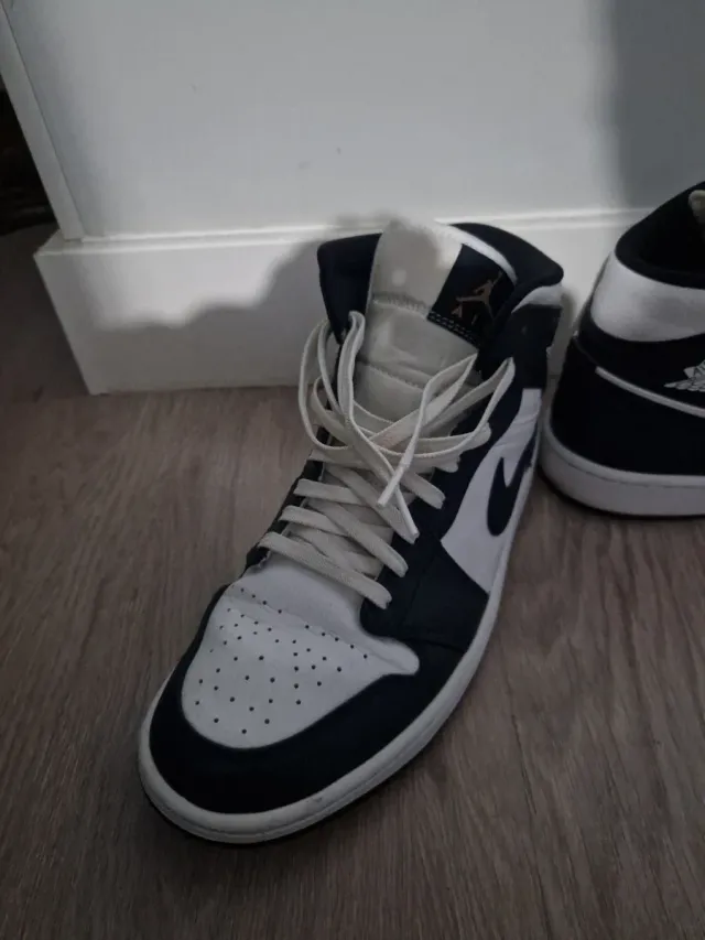 Nike Air Jordan 1 Mid Azul y Blanco