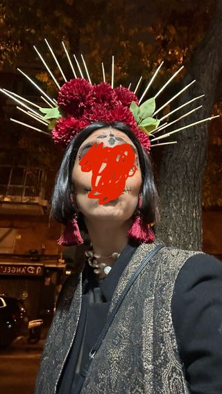 Corona disfraz Catrina dorada y flores rojas