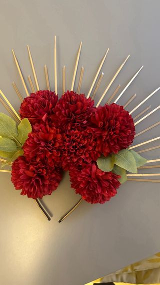 Corona disfraz Catrina dorada y flores rojas