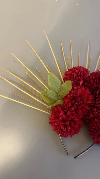 Corona disfraz Catrina dorada y flores rojas