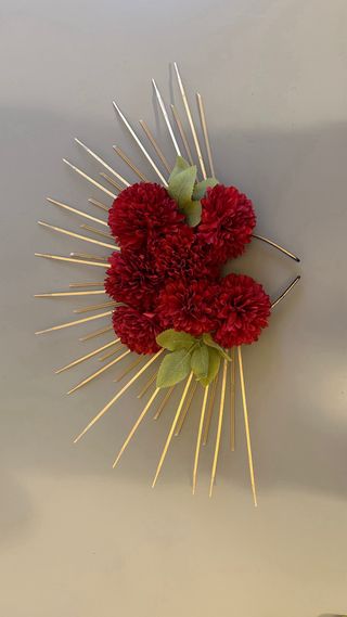 Corona disfraz Catrina dorada y flores rojas