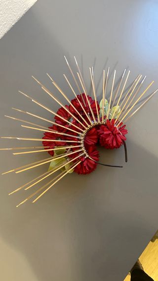 Corona disfraz Catrina dorada y flores rojas